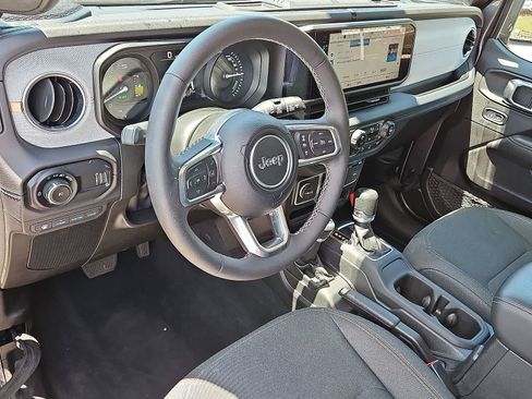 Used 2025 Jeep Wrangler Unlimited Sahara w/ Safety Group AWD/4WD image 16