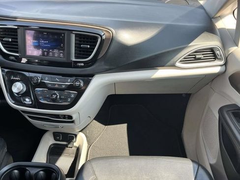 Used 2018 Chrysler Pacifica Touring-L FWD image 18