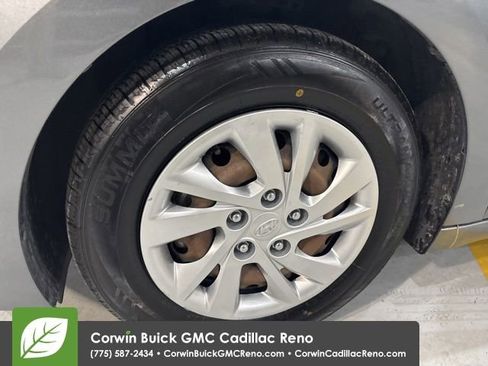 Used 2017 Hyundai Elantra SE image 37