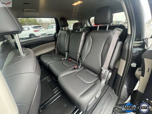 Used 2025 Kia Carnival LXS image 24