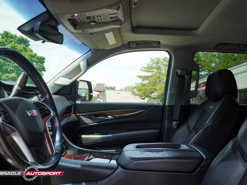 Used 2018 Cadillac Escalade Luxury AWD/4WD image 20