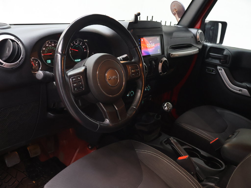 Used 2018 Jeep Wrangler Unlimited Sahara w/ Connectivity Group AWD/4WD image 17