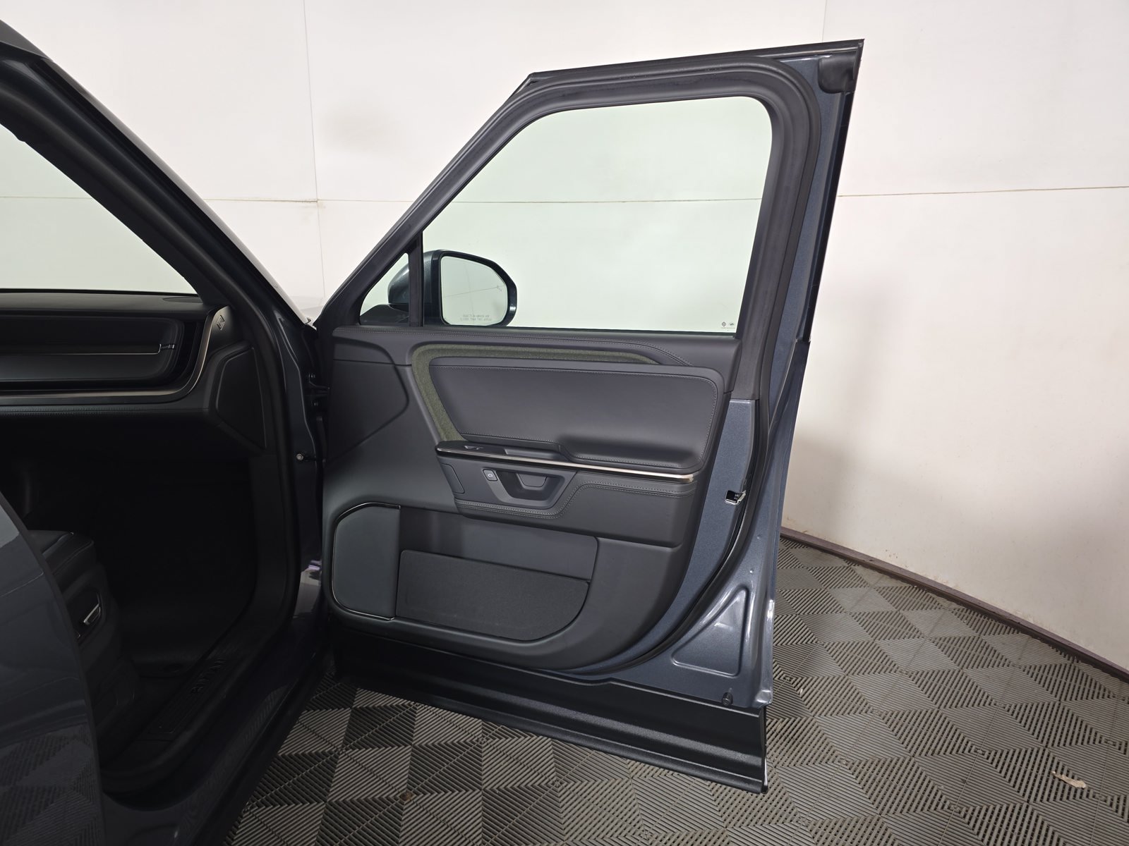 Used 2025 Rivian R1T Adventure Dual AWD/4WD image 18