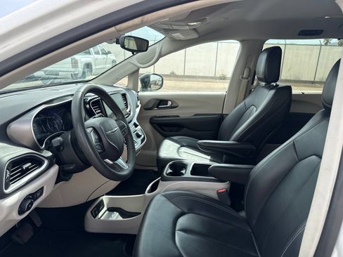 Used 2024 Chrysler Pacifica Touring-L FWD image 14