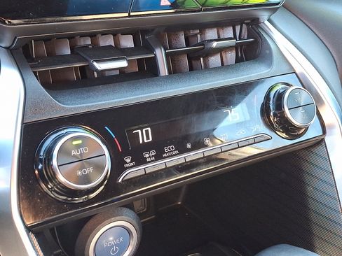 Certified 2022 Toyota Venza XLE image 16