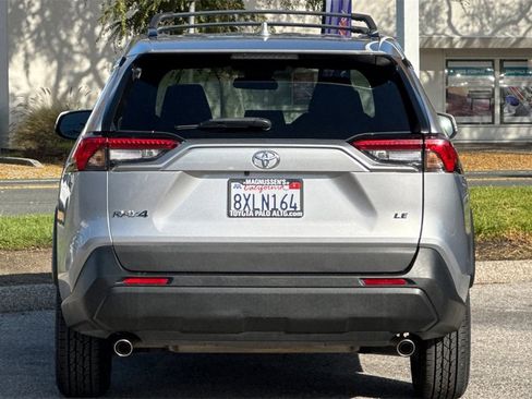 Used 2021 Toyota RAV4 LE image 4
