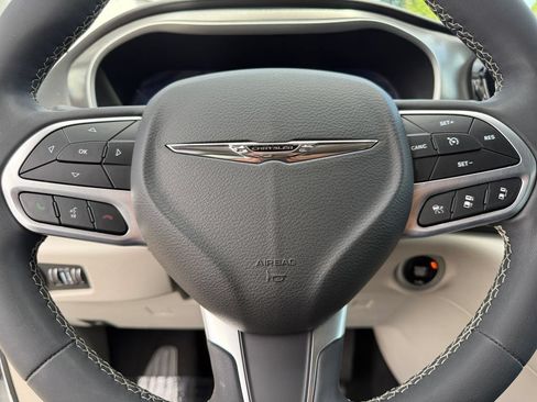Used 2022 Chrysler Pacifica Touring-L FWD image 21