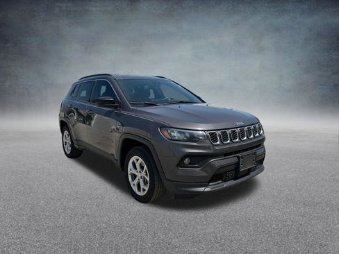 Used 2024 Jeep Compass Latitude AWD/4WD image 8