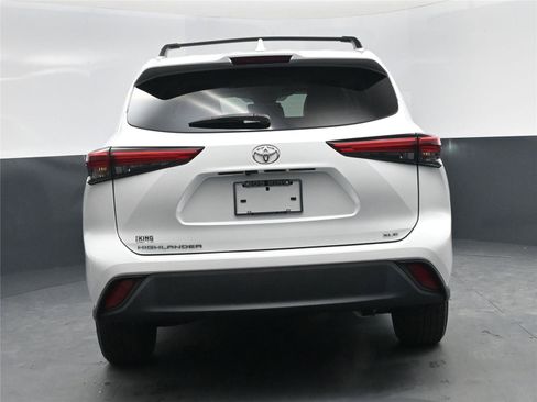 Used 2022 Toyota Highlander XLE image 13
