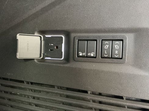 Used 2021 GMC Yukon AT4 w/ Technology Package image 32