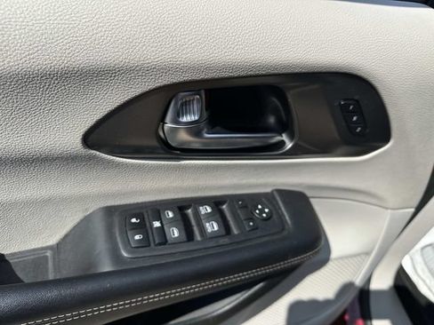 Used 2023 Chrysler Pacifica Touring-L FWD image 10