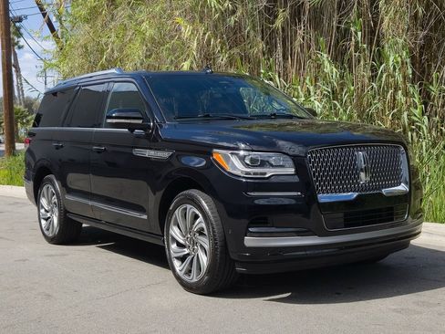 Used 2023 Lincoln Navigator Reserve image 3