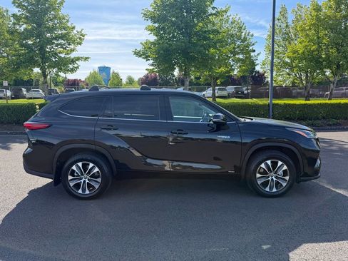 Used 2021 Toyota Highlander XLE AWD/4WD image 8