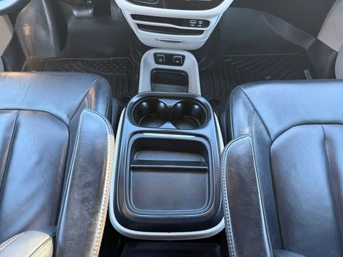 Used 2017 Chrysler Pacifica Touring-L image 15