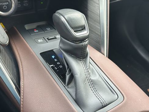 Used 2023 Toyota Venza Limited image 28