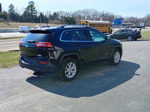 Used 2018 Jeep Cherokee Latitude Plus w/ Cold Weather Group image 5