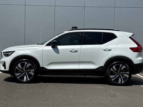 Used 2024 Volvo XC40 B5 Ultimate w/ Protection Package Premier AWD/4WD image 2