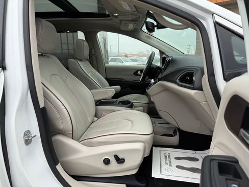 Used 2020 Chrysler Pacifica Limited image 21