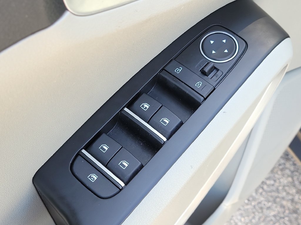 Used 2025 Kia Soul LX w/ LX Technology Package FWD image 17