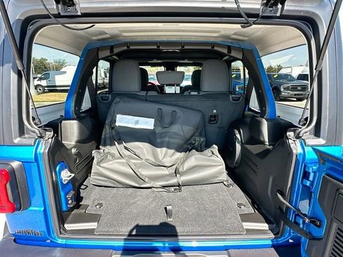 Used 2025 Jeep Wrangler Willys image 25