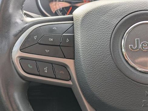 Used 2019 Jeep Cherokee Limited image 11