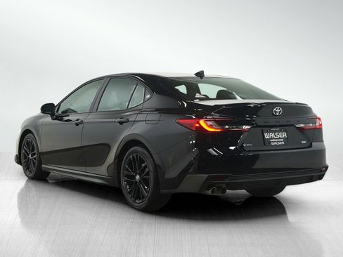 Used 2025 Toyota Camry SE image 3