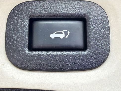 Used 2018 Nissan Rogue SV image 13