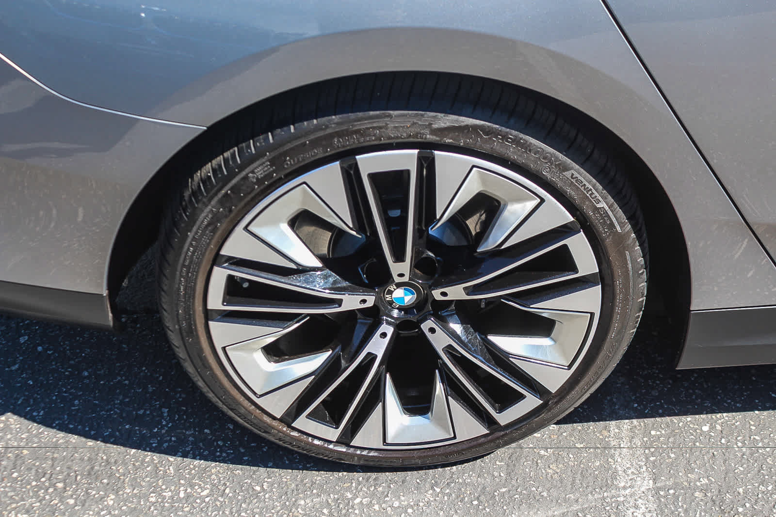 Used 2026 BMW 530i w/ Premium Package RWD image 9