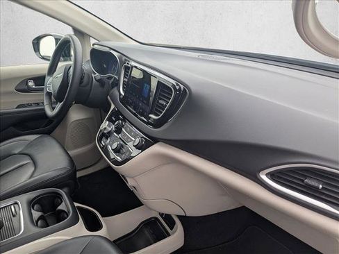 Used 2024 Chrysler Pacifica Touring-L FWD image 20