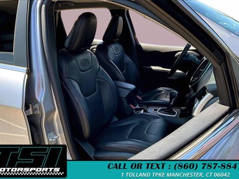 Used 2017 Jeep Cherokee Overland AWD/4WD image 7