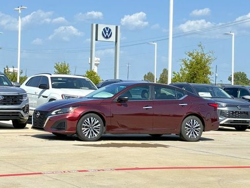 Used 2024 Nissan Altima 2.5 SV FWD image 2