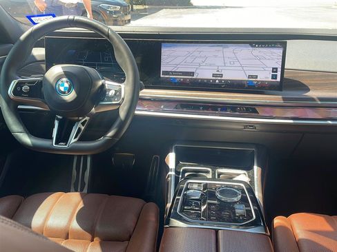 Used 2023 BMW i7 xDrive60 w/ Executive Package 2 AWD/4WD image 8