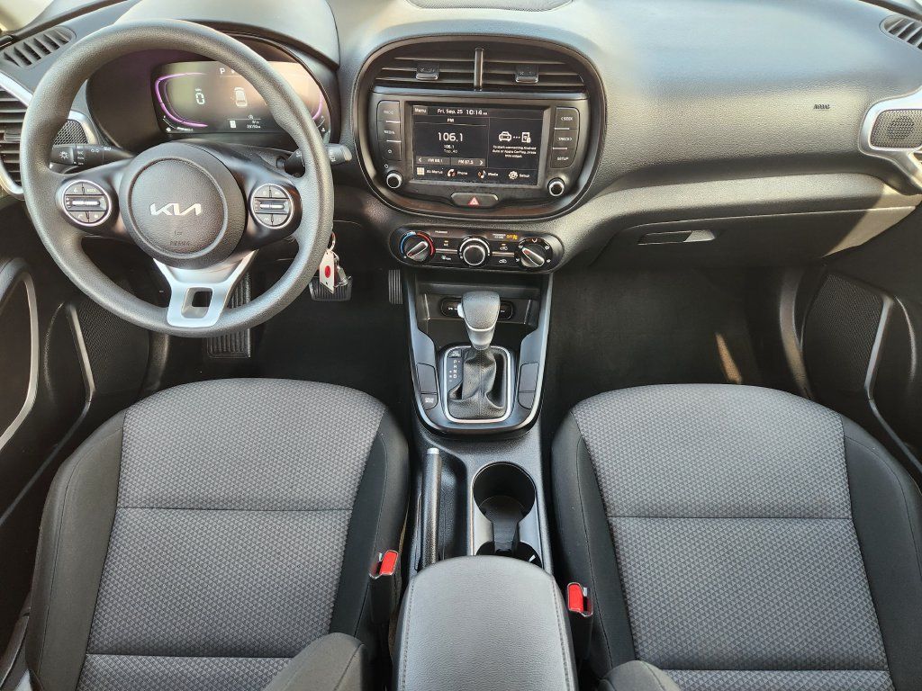 Used 2025 Kia Soul LX w/ LX Technology Package FWD image 5