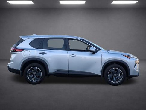 Used 2024 Nissan Rogue SV FWD image 3