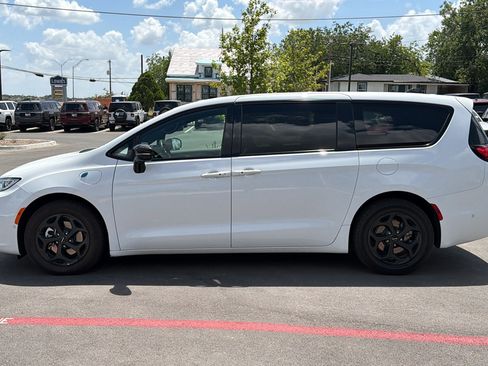 Used 2024 Chrysler Pacifica Limited FWD image 8