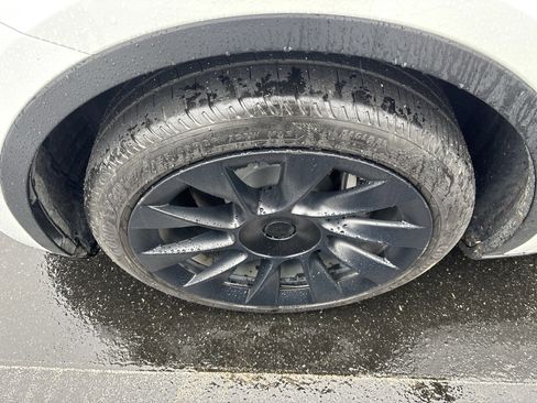 Used 2022 Tesla Model Y Long Range image 36