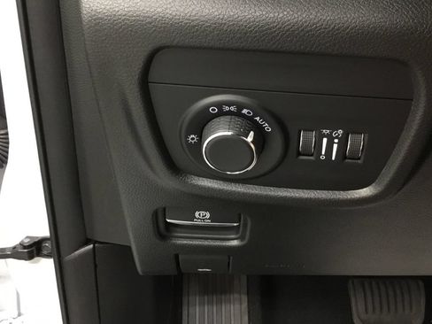 Used 2025 Jeep Grand Cherokee Altitude AWD/4WD image 14