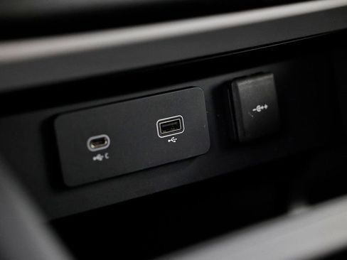 Used 2023 Land Rover Defender 90 S image 39