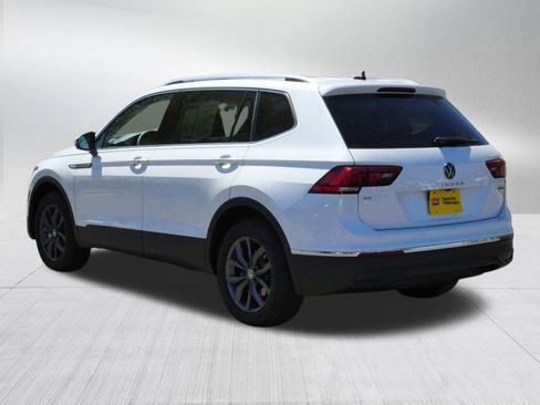 Certified 2023 Volkswagen Tiguan SE w/ Panoramic Sunroof Package AWD/4WD image 5
