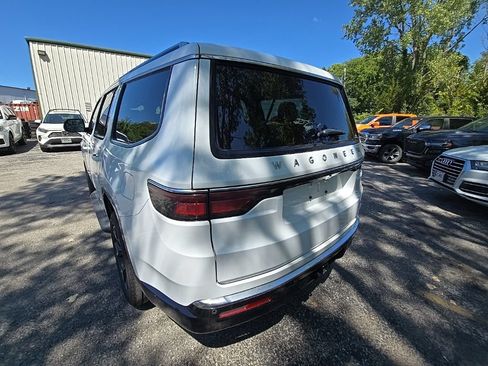 Used 2024 Jeep Wagoneer Series III AWD/4WD image 5