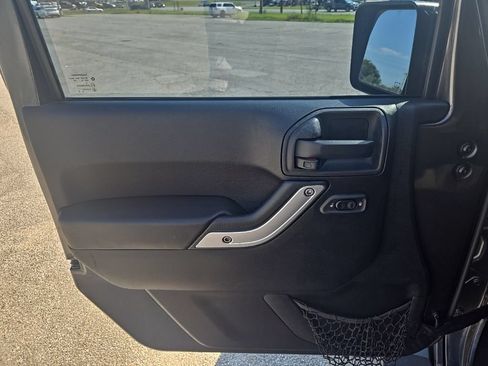 Used 2016 Jeep Wrangler Unlimited Sahara w/ Connectivity Group AWD/4WD image 16