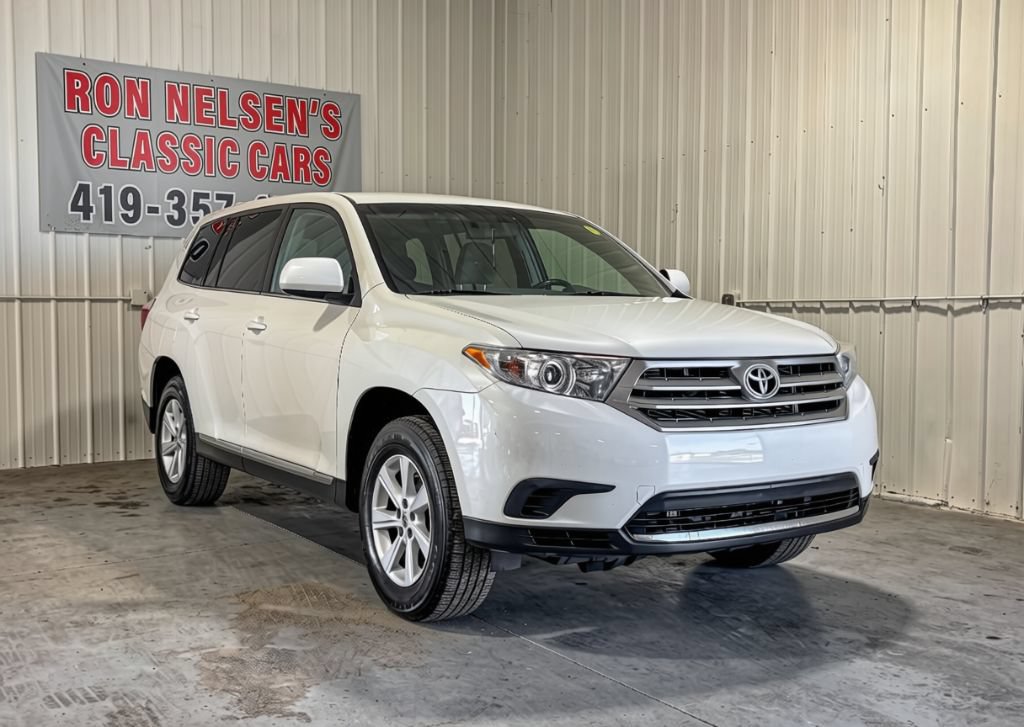Used 2013 Toyota Highlander Plus FWD image 1
