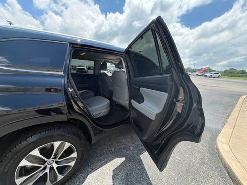 Used 2024 Toyota Highlander XLE AWD/4WD image 19