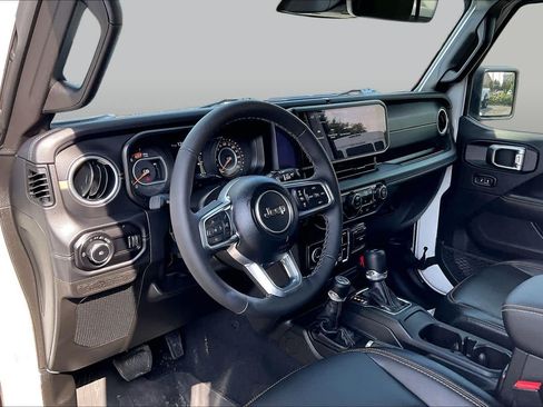 Used 2025 Jeep Wrangler Unlimited Sahara AWD/4WD image 16