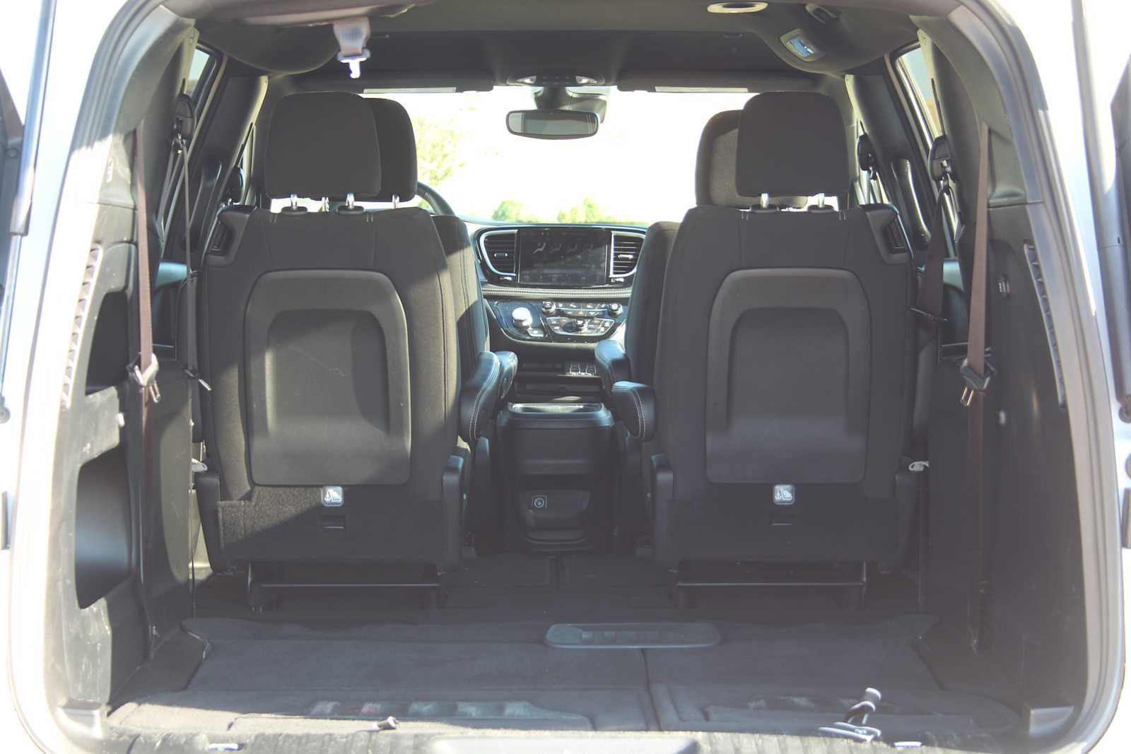 Used 2023 Chrysler Pacifica Touring FWD image 11