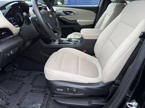 Used 2022 Chevrolet Traverse LS FWD image 9