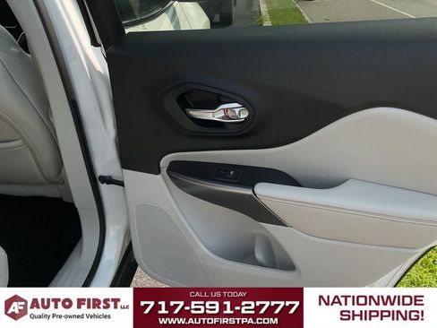Used 2019 Jeep Cherokee Limited w/ Technology Group FWD image 14