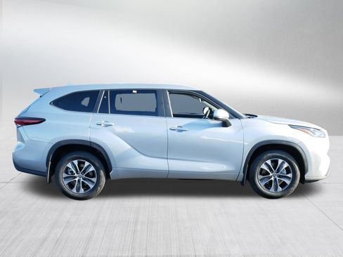 Certified 2025 Toyota Highlander XLE image 8