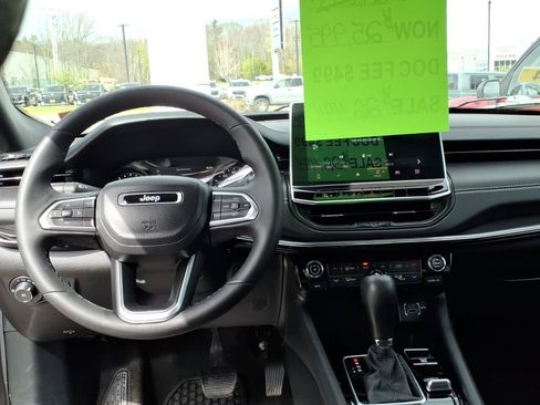 Used 2024 Jeep Compass Latitude w/ Convenience Group AWD/4WD image 8