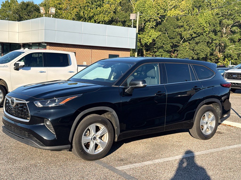 Used 2022 Toyota Highlander LE FWD image 1